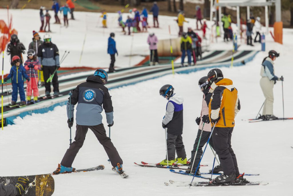 Escola Esquí Pallars Sobirà, fent classe de nivell inical. Practicant la cunya