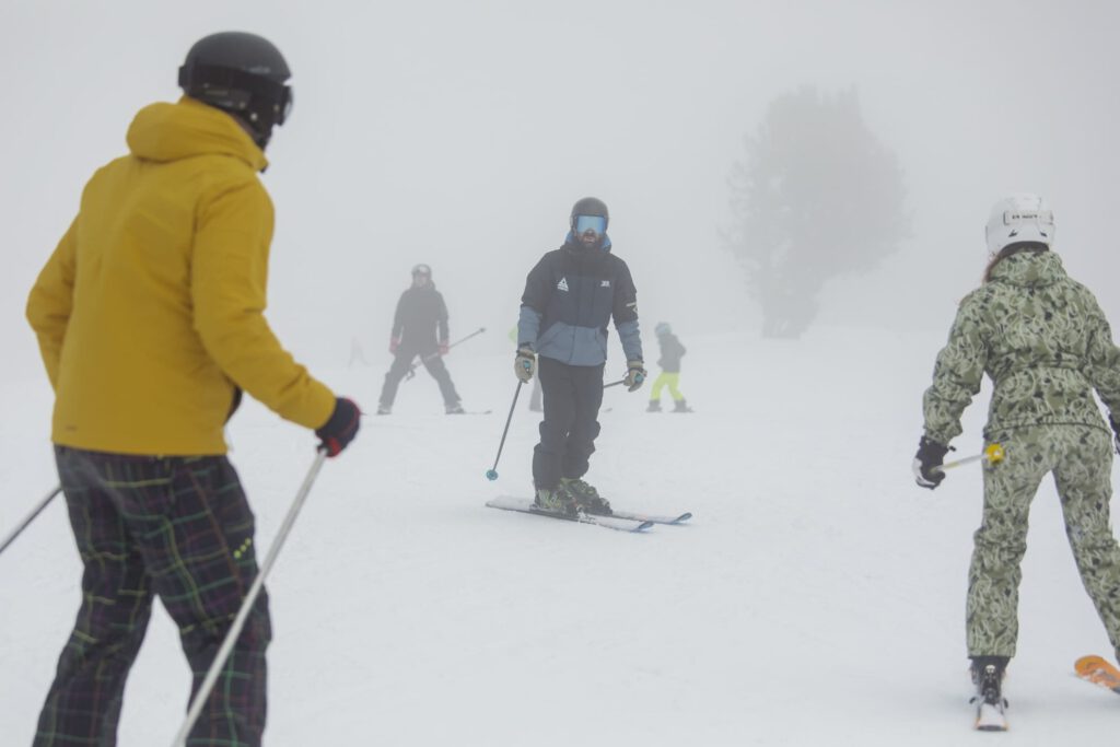 Escola Esquí Pallars Sobirà en un dia de boira